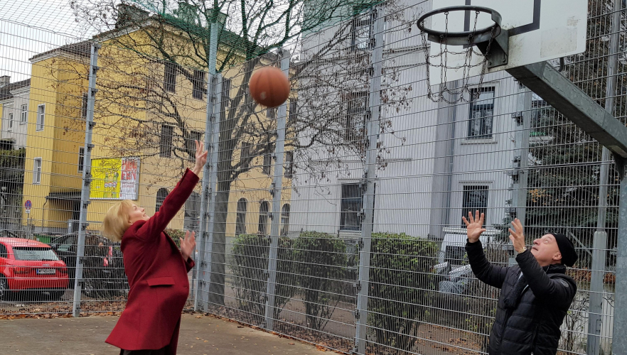 Ballspielplatz des ZIS Hietzinger Kai 15 runderneuert