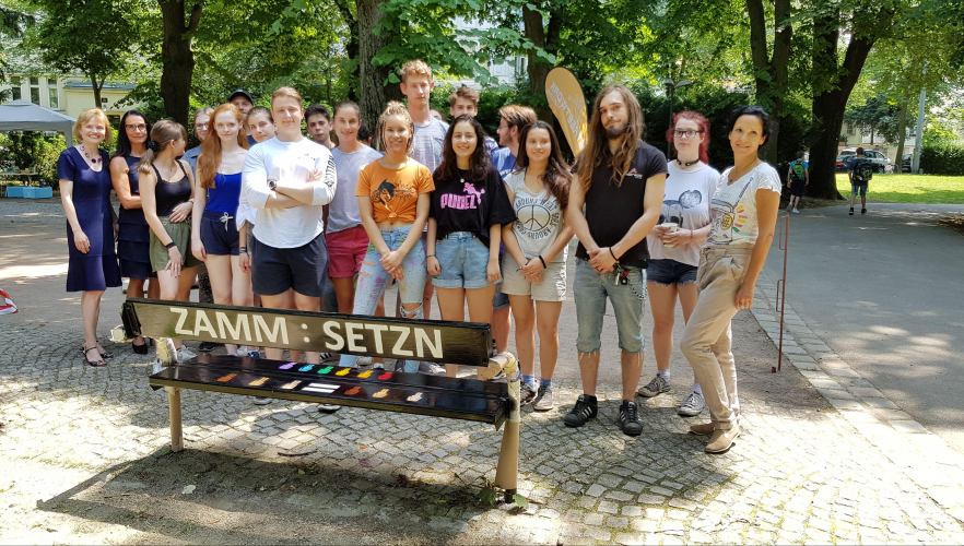Bänke erstrahlen in künstlerischen Motiven