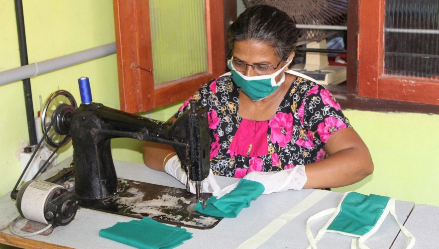 Indien: Fischerfrauen nähen Corona-Masken