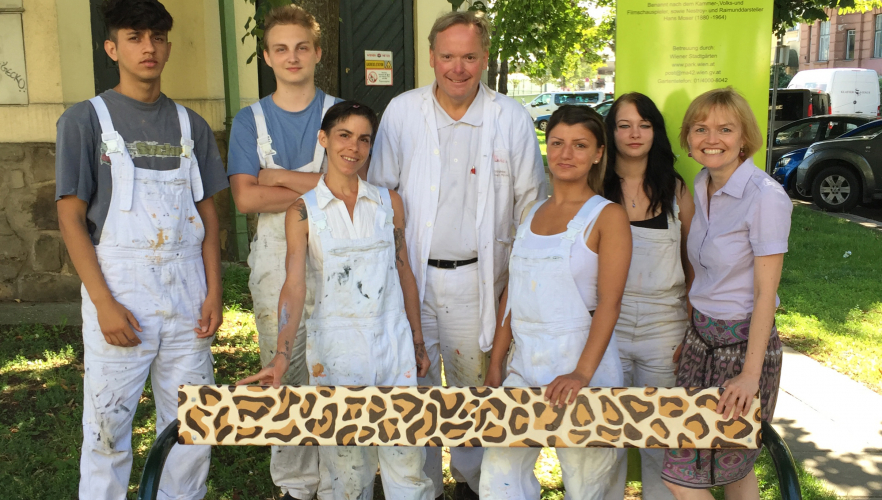 Tierische Bänke in Hietzing