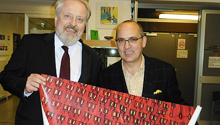 Ein rotes Geschenkpapier mit Kirchen